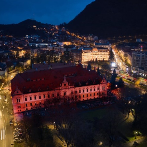 Iluminarea Primăriei Brașov în roșu de Ziua Mondială de Conștientizare Duchenne