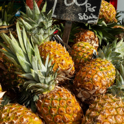 Un nou trend provocator în magazinele din Spania: căutarea iubirii cu ajutorul ananasului