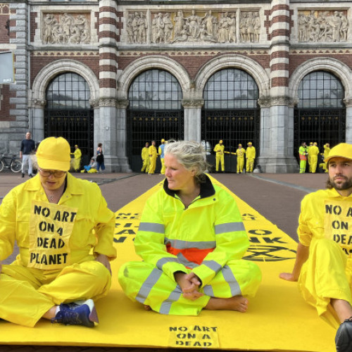 Activistii de mediu blocheaza intrarea Muzeului Rijksmuseum din Amsterdam