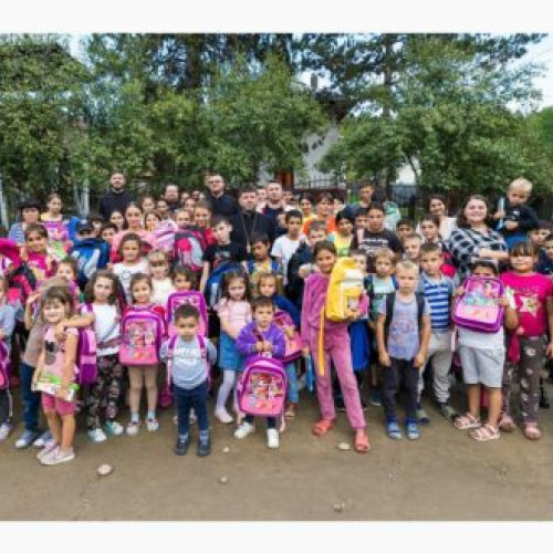 1530 de copii din medii defavorizate primesc ghiozdane și rechizite noi