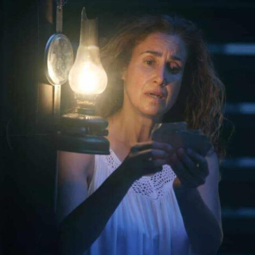 Piesa "Femeia care plutea" se joacă în această seară la Buzău