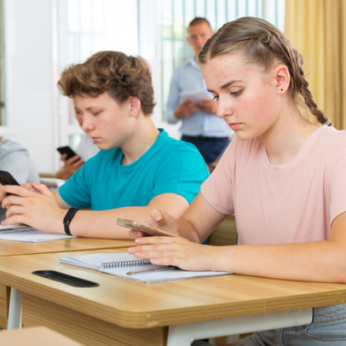 Interzicerea telefoanelor mobile în școli: Colegiul Calvijn din Olanda conduce prin exemplu