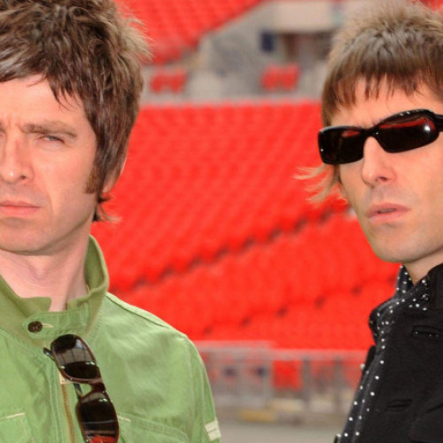 Albumul &quot;Definitely Maybe&quot; al trupei Oasis revine pe primul loc în topul din Marea Britanie