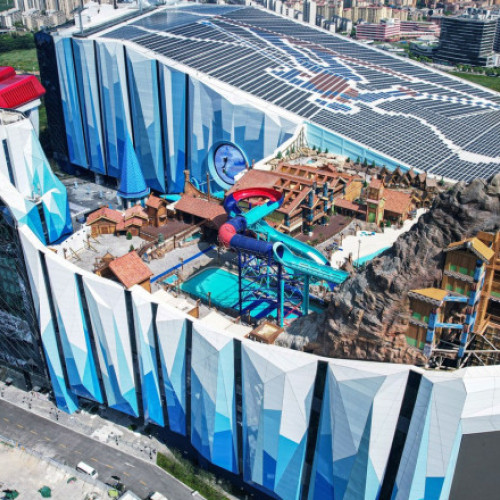 Cea mai mare pârtie de schi de interior din lume a fost deschisă la Shanghai