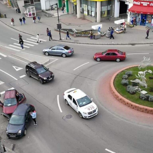 Semnalizarea în sensul giratoriu: reguli esențiale pentru șoferi