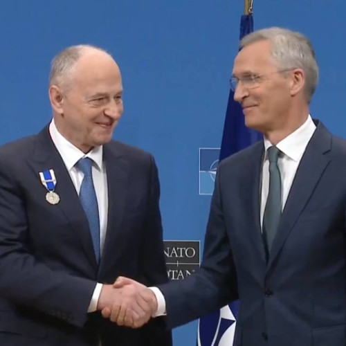 Mircea Geoana, decorat cu Ordinul NATO "Serviciul Merituos"