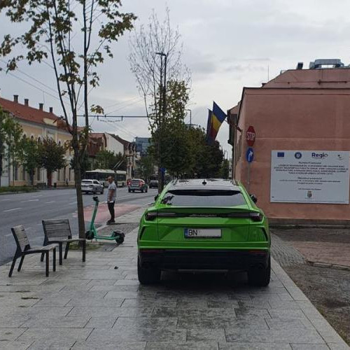 Sofer bistritean "parcheaza" pe trotuar in Cluj-Napoca