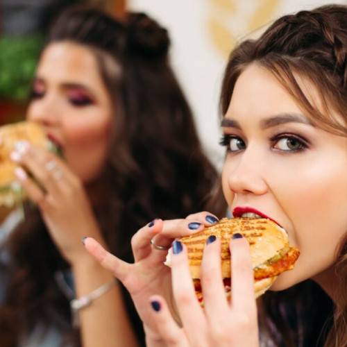 Alegerile alimentare ale adolescenților: influențe sociale și preocupări legate de sănătate