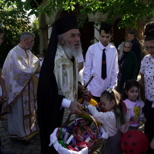 Hramul Parohiei "Sf. Ana" din Galați, sărbătorit cu bucurie și daruri pentru elevi