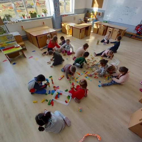 O educatoare din Botoșani se confruntă cu o dilema amuzantă în prima zi de școală