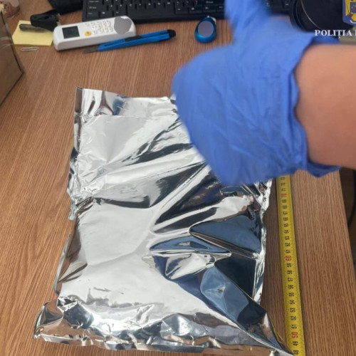 Patru tineri arestați la Botoșani pentru trafic de droguri din Olanda
