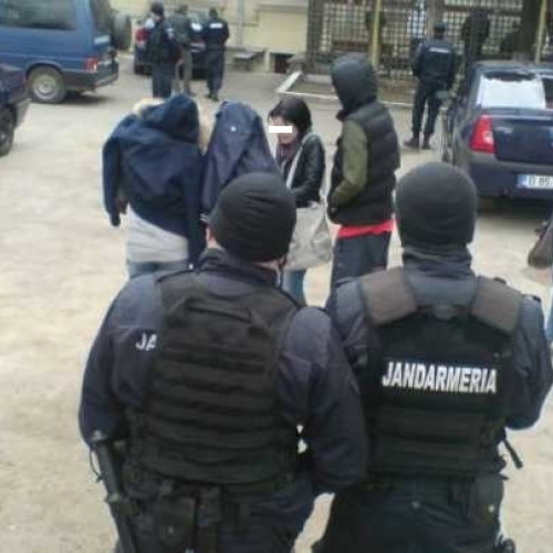 Arestarea a patru tineri implicați în trafic de droguri