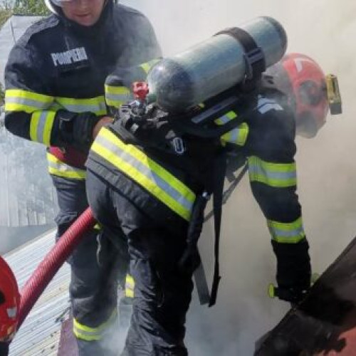 Pompierii din Buzău intervin la un incendiu, un bărbat de 65 de ani a decedat