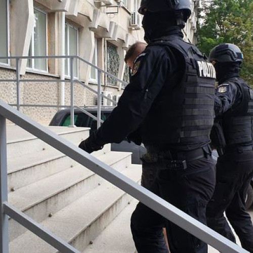 Poliția a reținut un bărbat pentru racolarea minorilor și șantaj