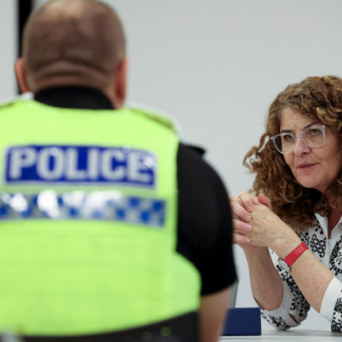 Ministrul britanic al poliției, Diana Johnson, jefuit în timpul unei reuniuni