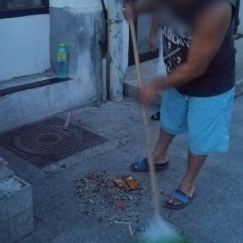 Doi botoșăneni amendați pentru aruncarea cojilor de semințe pe trotuar