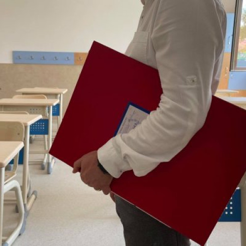 Profesor din Botoșani, acuzat de agresiune sexuală asupra trei eleve, trimis în judecată