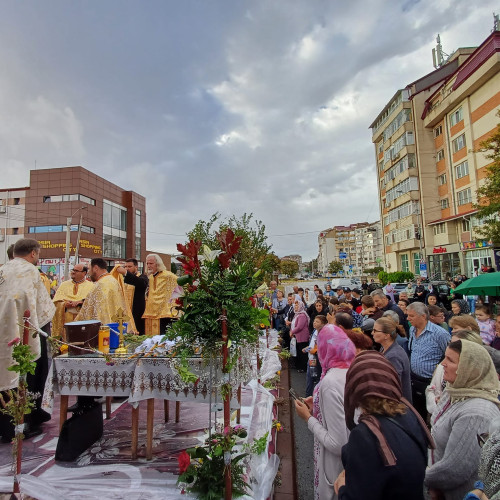 Sute de credincioși la slujba de la monumentul Sfintei Cruci