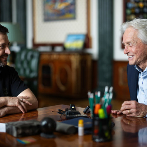 Președintele Ucrainei, Volodimir Zelenski, întâmpină la Kiev pe actorul Michael Douglas