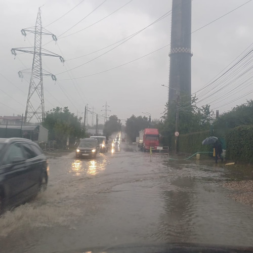 Circulația pe strada Pacea din Botoșani, afectată de inundații