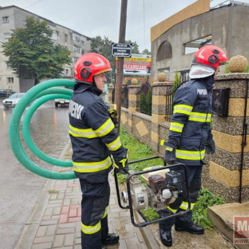 Ploile abundente cauzează intervenții ale pompierilor în Botoșani
