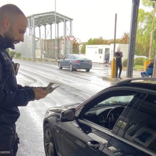 Prins la volan cu o maşină radiată şi acte false