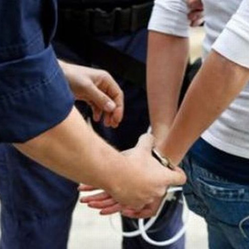 Arestat pentru violență, după ce a fost recunoscut de un polițist în timpul liber