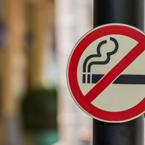 Comisia Europeană propune interzicerea fumatului în spațiile publice