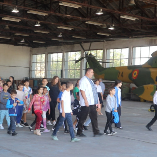 Elevii au vizitat Baza 90 și au descoperit fascinanta lume a aviației