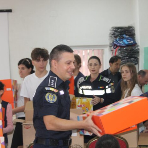 Politistii suceveni și Asociația EUROACTIV oferă ghiozdane pentru a combate abandonul școlar