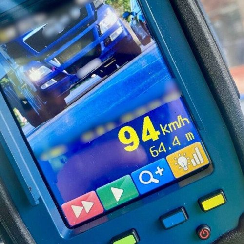 Sofer prins cu viteza de 94 km/h și utilizând telefonul mobil