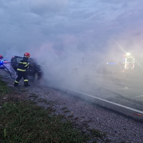 Incendiu la un autoturism în Satu Mare, după un accident rutier
