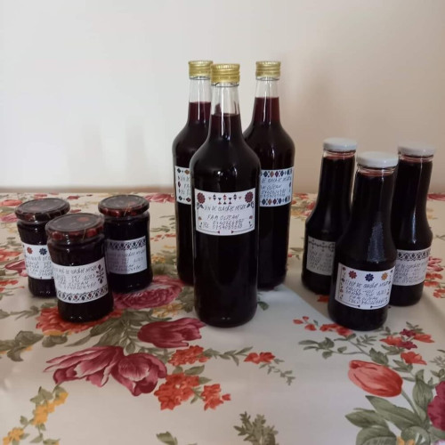 Vinul de coacăze de la Casa Bunului Gust și familia Oltean: un deliciu tradițional cu beneficii pentru sănătate