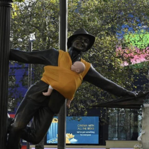 Statui din Londra îngrijesc bebeluși pentru a susține concenderiul paternal