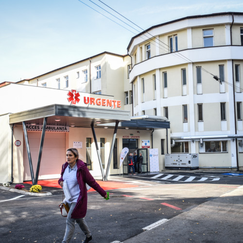 Doi turiști din București mulțumesc Spitalului Clinic de Urgență Sibiu pentru îngrijire