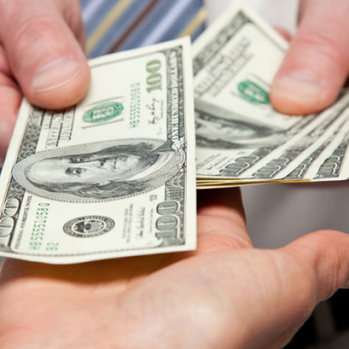 Dolarul scade după reducerea dobânzii de referință de către Rezerva Federală