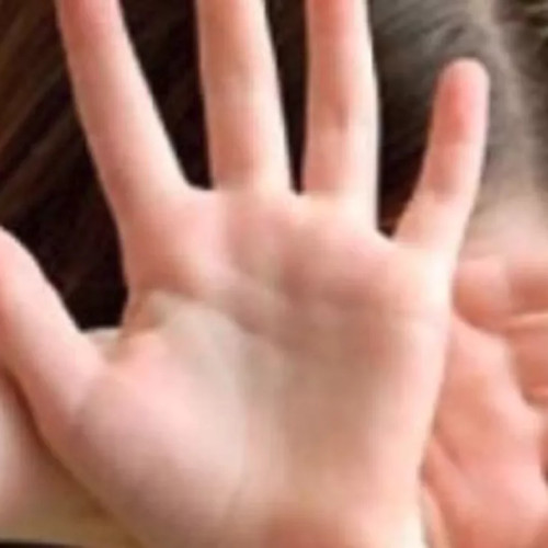 Incidente violente în comunitate: o minoră atacată, iar un bărbat arestat