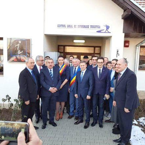 Primarul din Luncoiu de Jos donează cărți bibliotecii din Greblesti, Republica Moldova