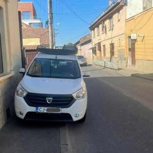 Pietonii din Cluj-Napoca, sfătuiți ironic să ia elicopterul din cauza parcării ilegale