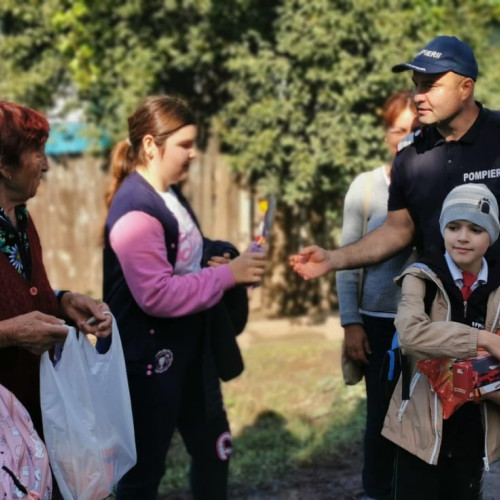 Pompierii din Botoșani aduc zâmbete copiilor afectați de inundații