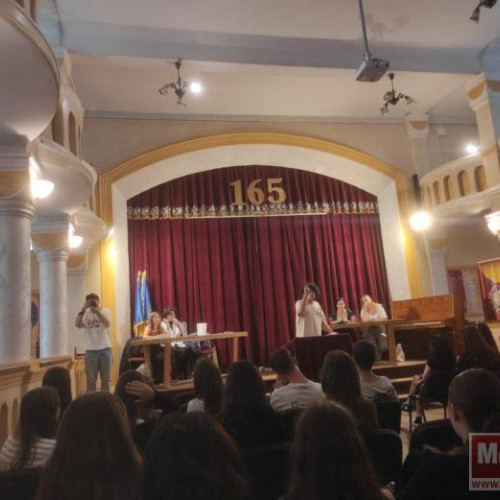 Clubul de dezbateri Ghilotina de la Colegiul Național "A.T. Laurian" primește bobocii