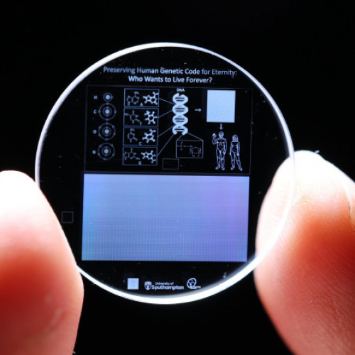 Oamenii de știință din Regatul Unit au stocat genomul uman pe un cristal de memorie 5D