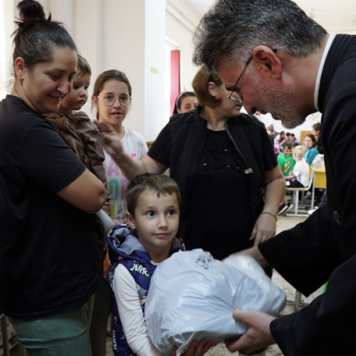 100 de copii din Slobozia Conachi au primit ajutoare pentru școală