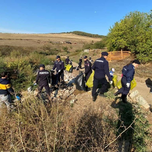 Pompierii din Alba s-au implicat în campania de ecologizare "Let`s Do It Romania"