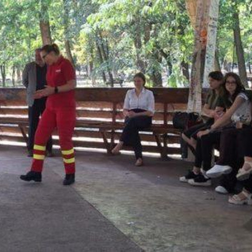 Elevii de la Colegiul Național Mihai Eminescu învață prim ajutor de la specialiștii SMURD
