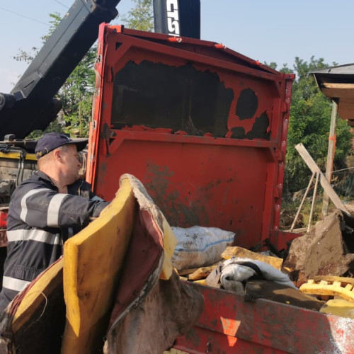 Pompierii botoșăneni intervin în Slobozia Conachi pentru evacuarea apei