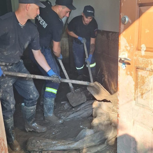 Pompierii din Botoșani luptă cu inundațiile la Slobozia Conachi