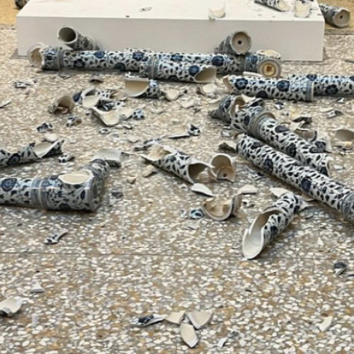 Un bărbat distruge o sculptură celebră a artistului Ai Weiwei