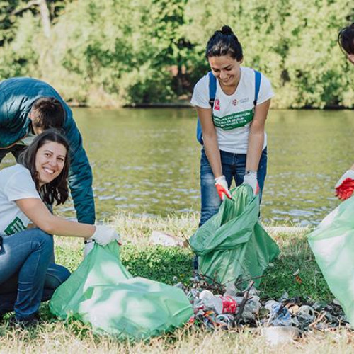Sute de voluntari mobilizați pentru curățarea zonei din jurul pasajului Marasesti din București