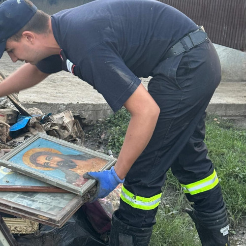 Pompierii botoșăneni salvează icoane din mâl la Galați